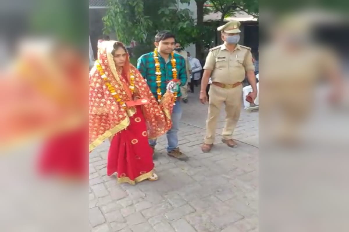 A lover couple is married in a woman police station at Bijnor of Uttar Pradesh