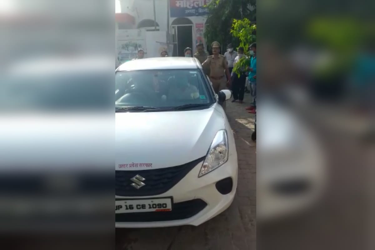 A lover couple is married in a woman police station at Bijnor of Uttar Pradesh