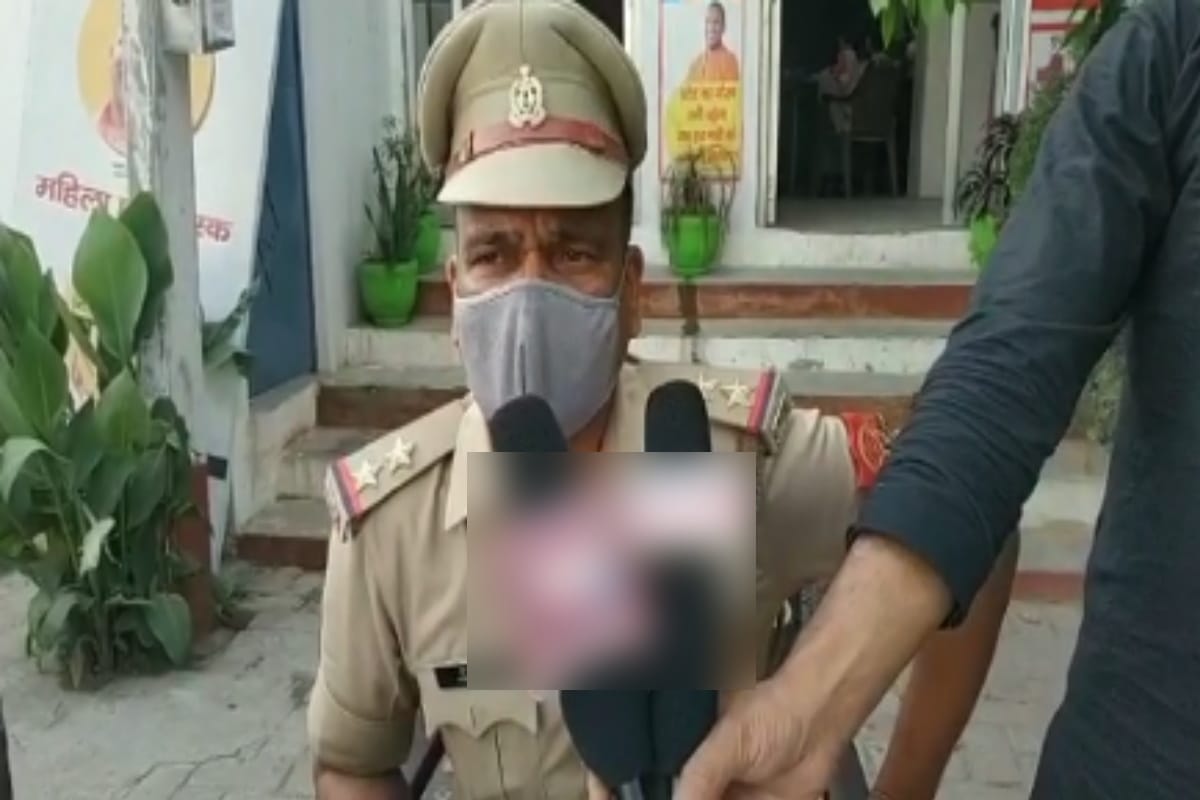 A lover couple is married in a woman police station at Bijnor of Uttar Pradesh