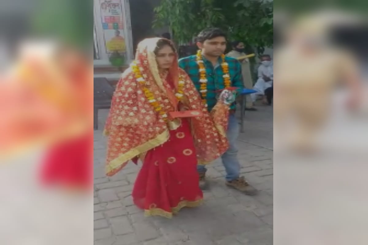 A lover couple is married in a woman police station at Bijnor of Uttar Pradesh