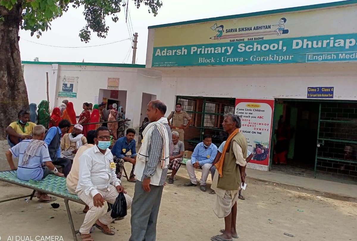 Covid 19 fear was over during Panchayat chunav poll booths in Gorakhpur