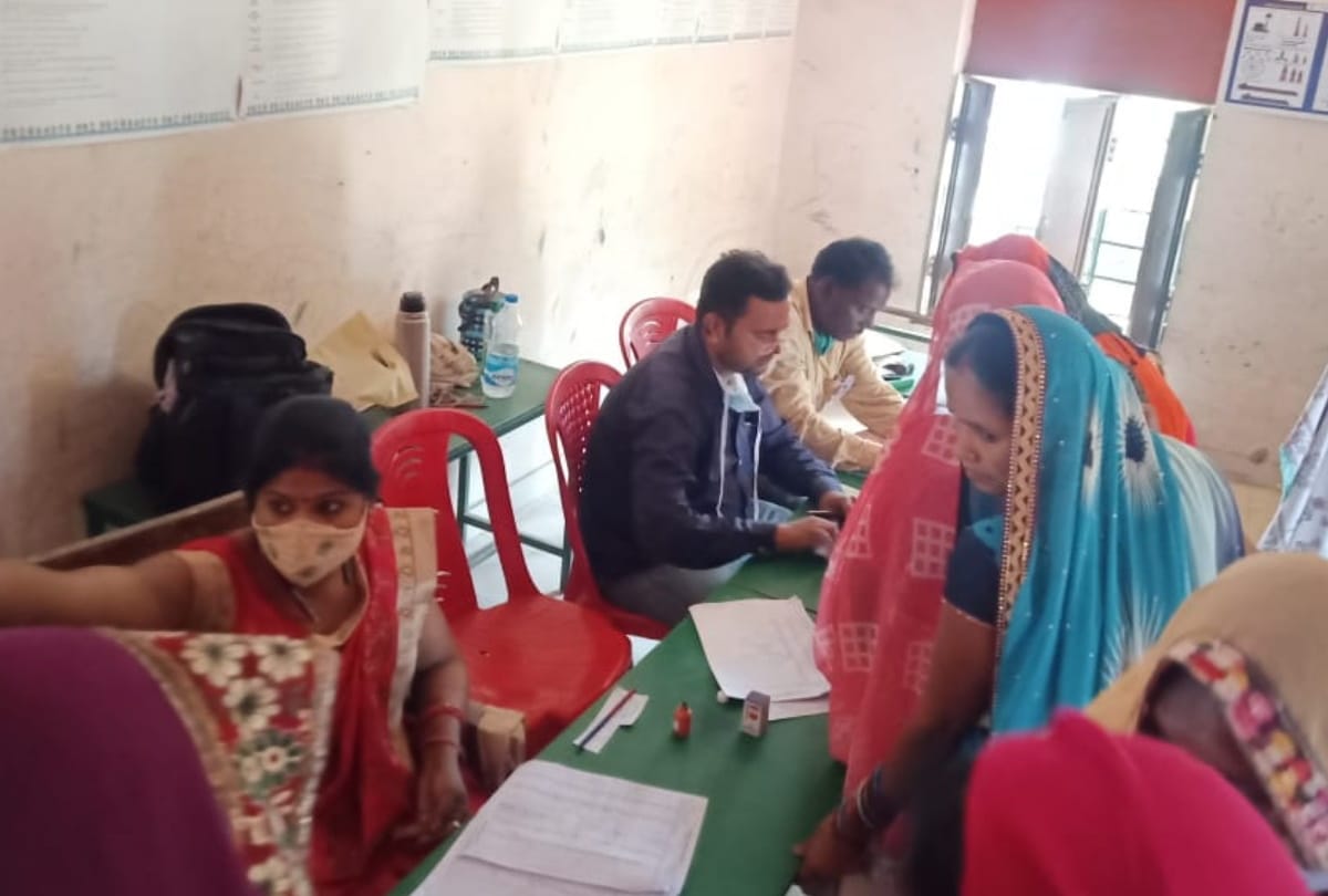 Covid 19 fear was over during Panchayat chunav poll booths in Gorakhpur