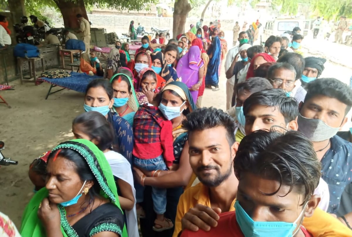 Covid 19 fear was over during Panchayat chunav poll booths in Gorakhpur
