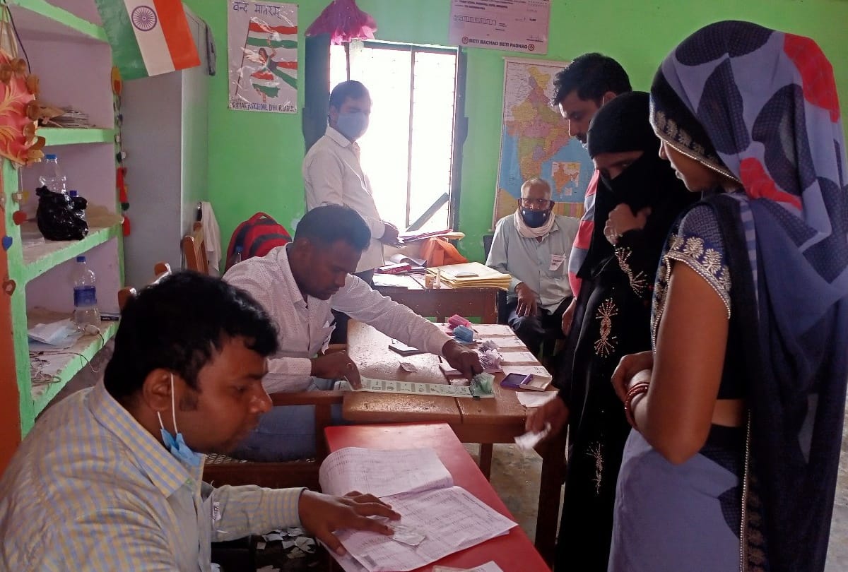 Covid 19 fear was over during Panchayat chunav poll booths in Gorakhpur