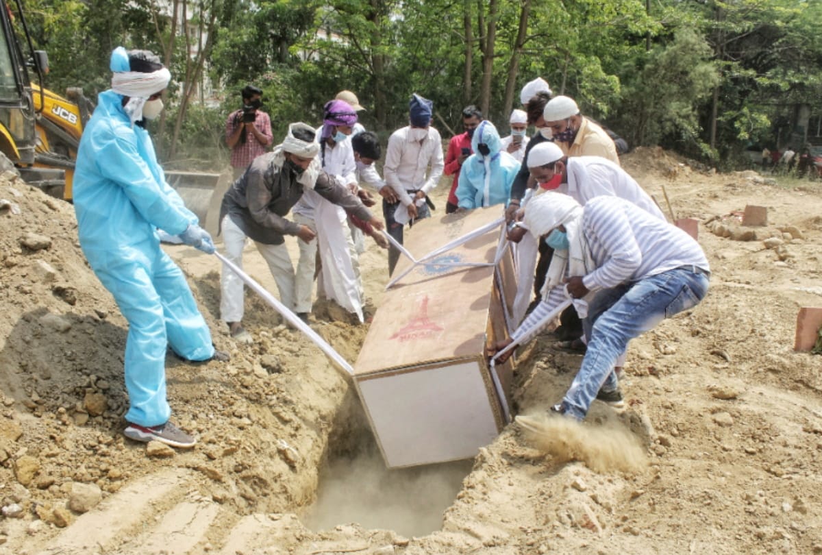 Coronavirus in delhi capital biggest graveyard full with corona deaths condition is horrific read full story