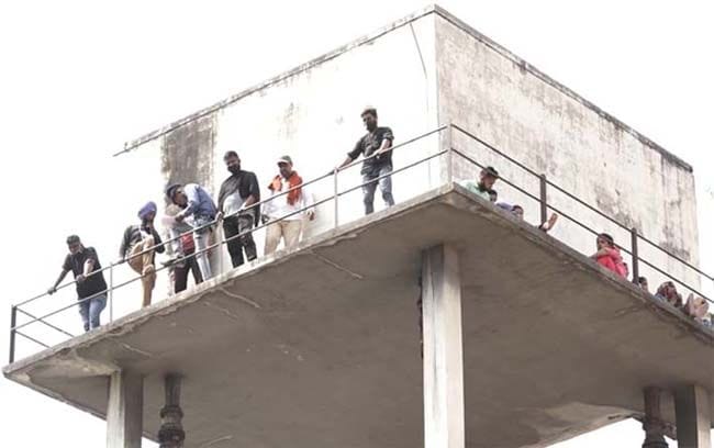 dependents of the deceased personnel of Powercom climbed the tank