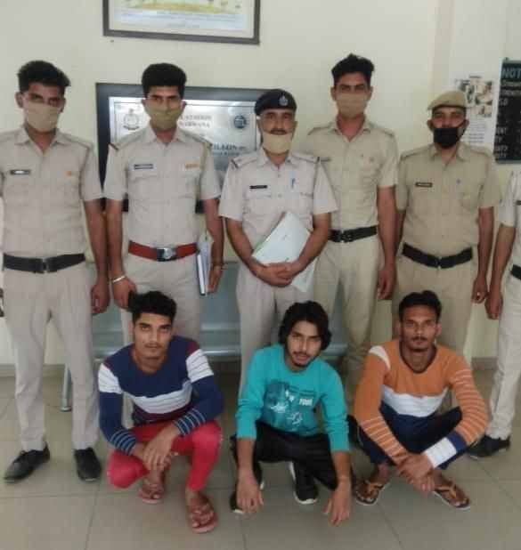 Three accused arrested for snatching money by showing toy pistol