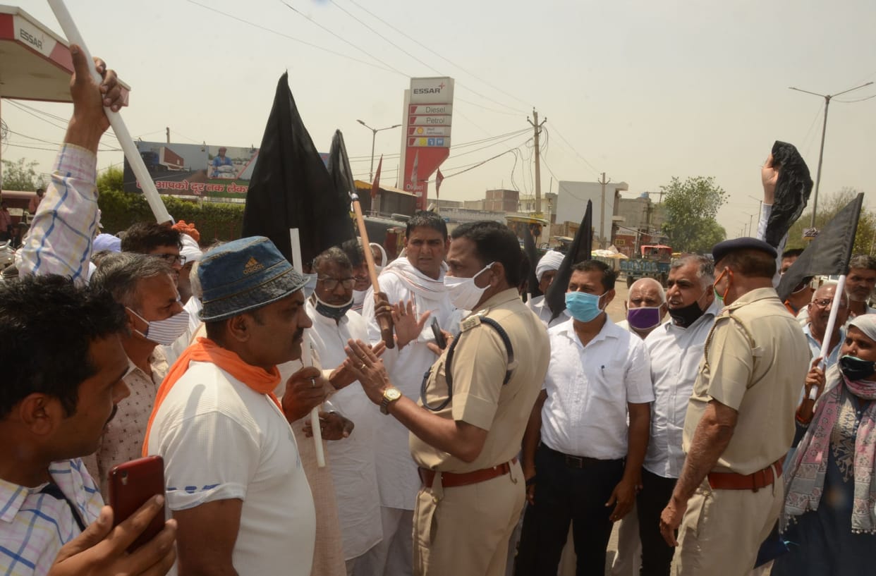 Farmers reached to protest BJP leaders with black flags