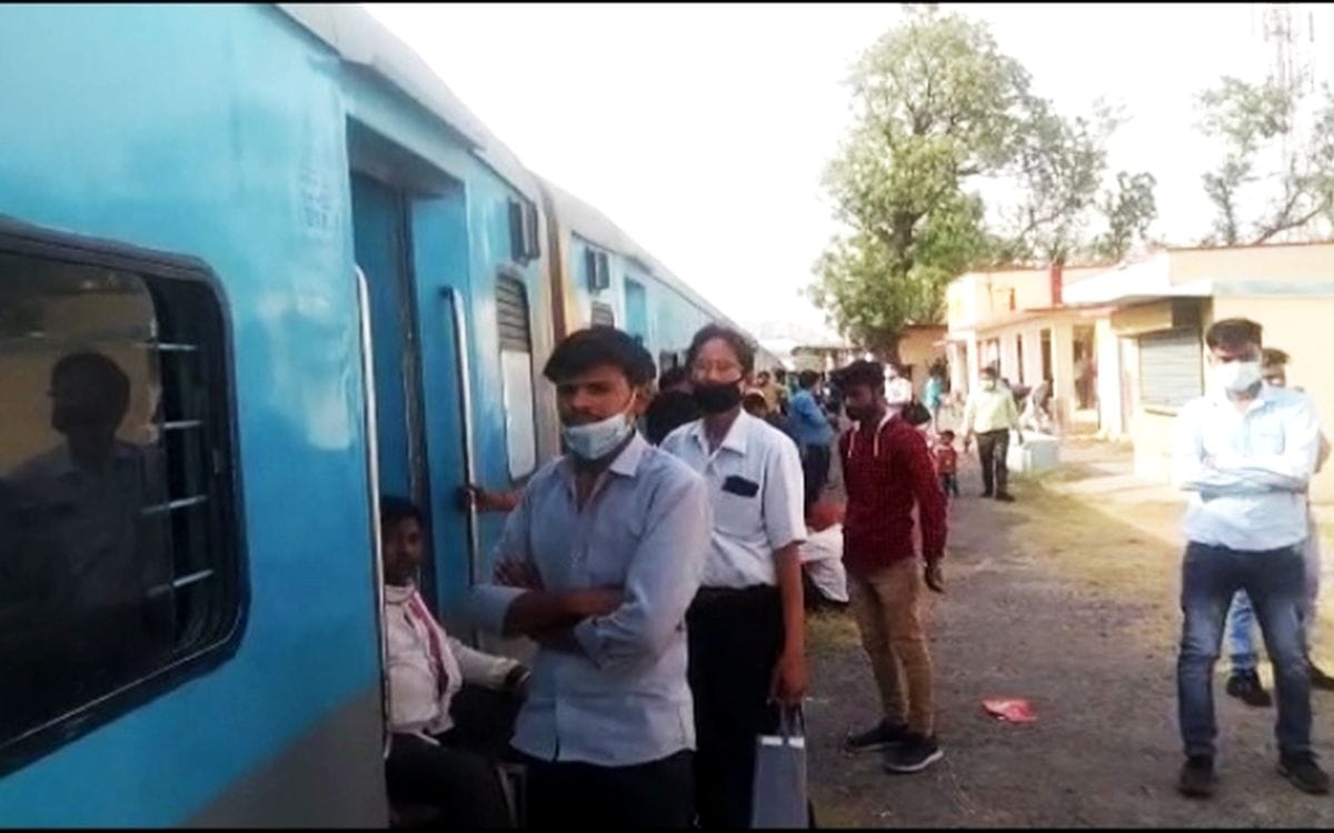 Engine of Gomti Express failed, down track affected for one and a half hours