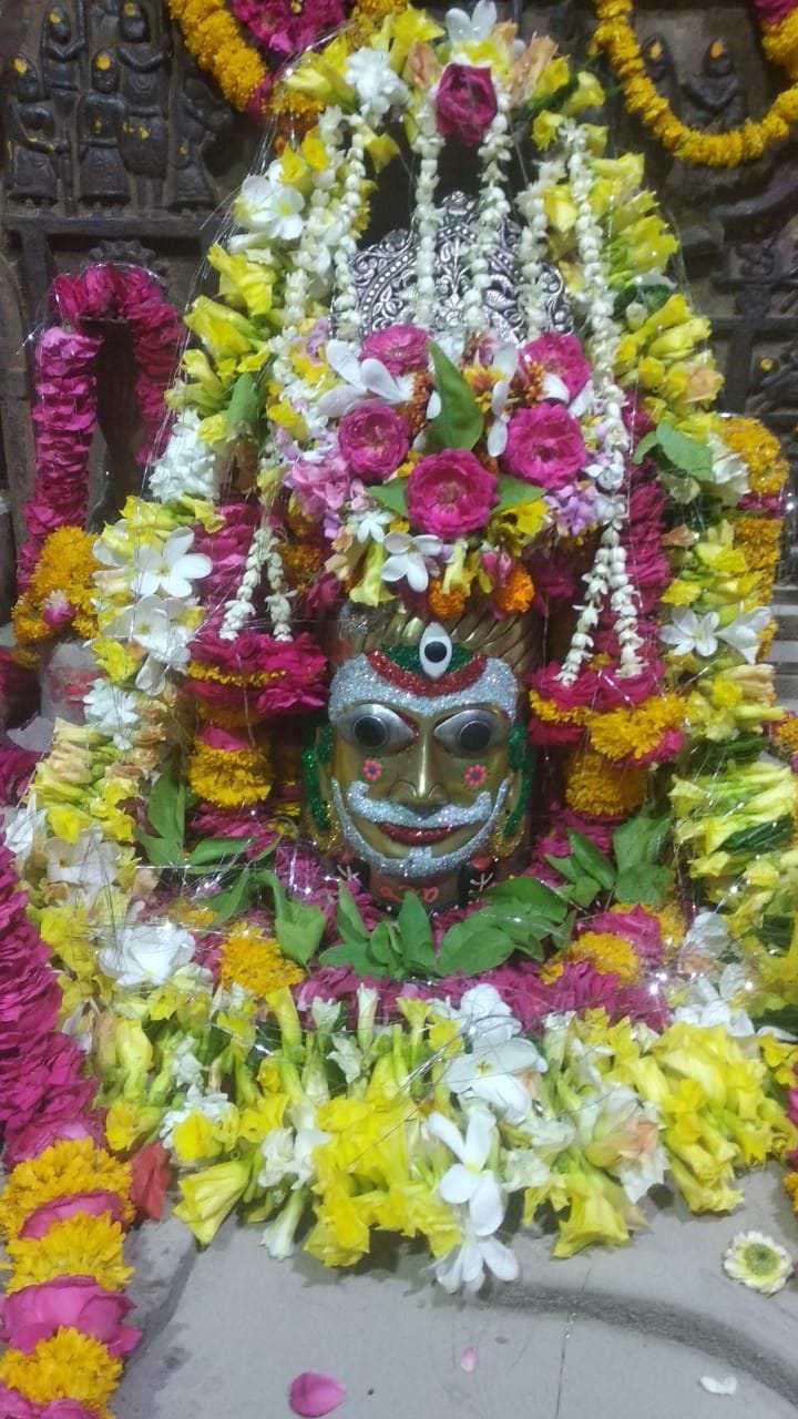 Mathura: Chakleshwar Mahadev appeared to the devotees in floral petals and Bhasma Shringar