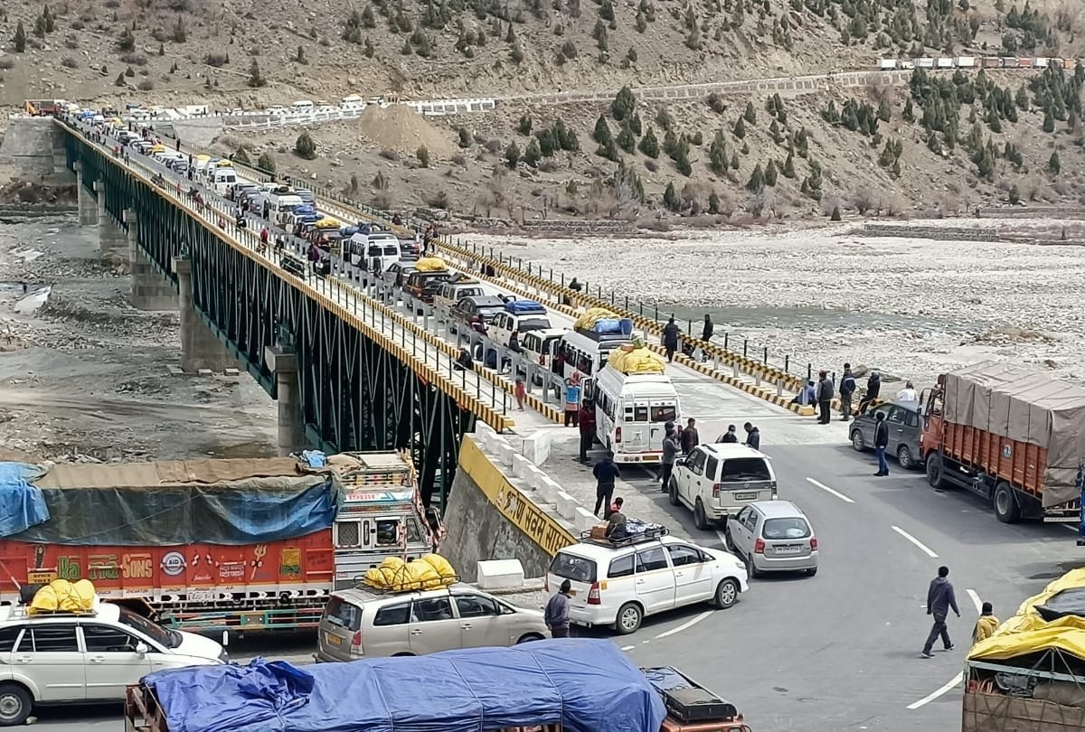 Himachal News: manali leh road restored for traffic after ten days