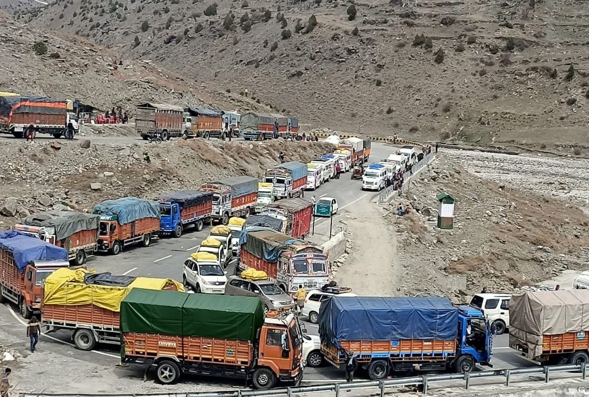 Himachal News: manali leh road restored for traffic after ten days
