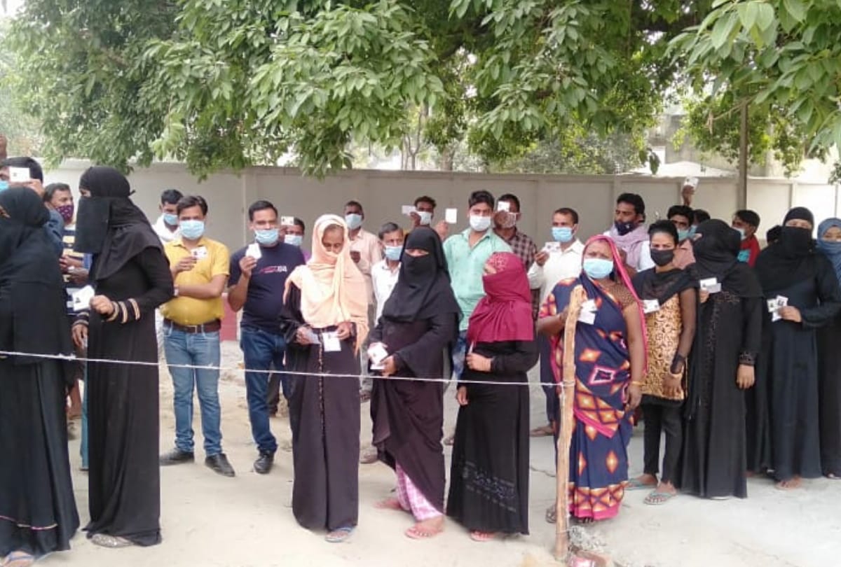 pics of voting for panchayat election in uttar pradesh.