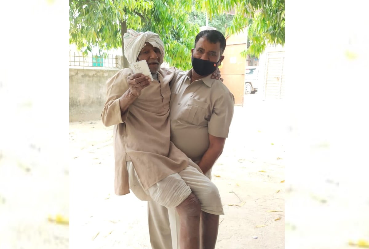pics of voting for panchayat election in uttar pradesh.