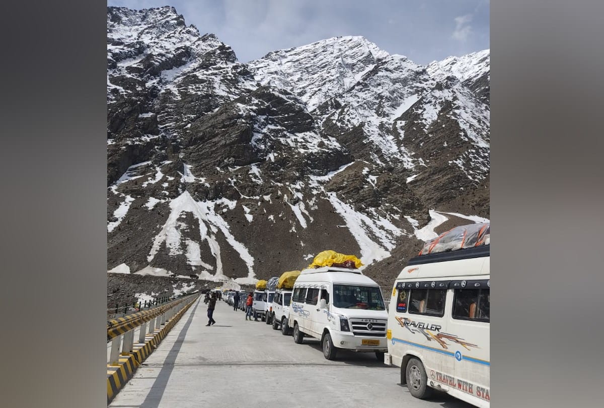 Himachal News: manali leh road restored for traffic after ten days