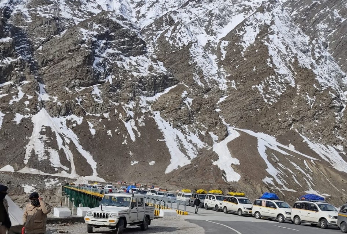 Himachal News: manali leh road restored for traffic after ten days