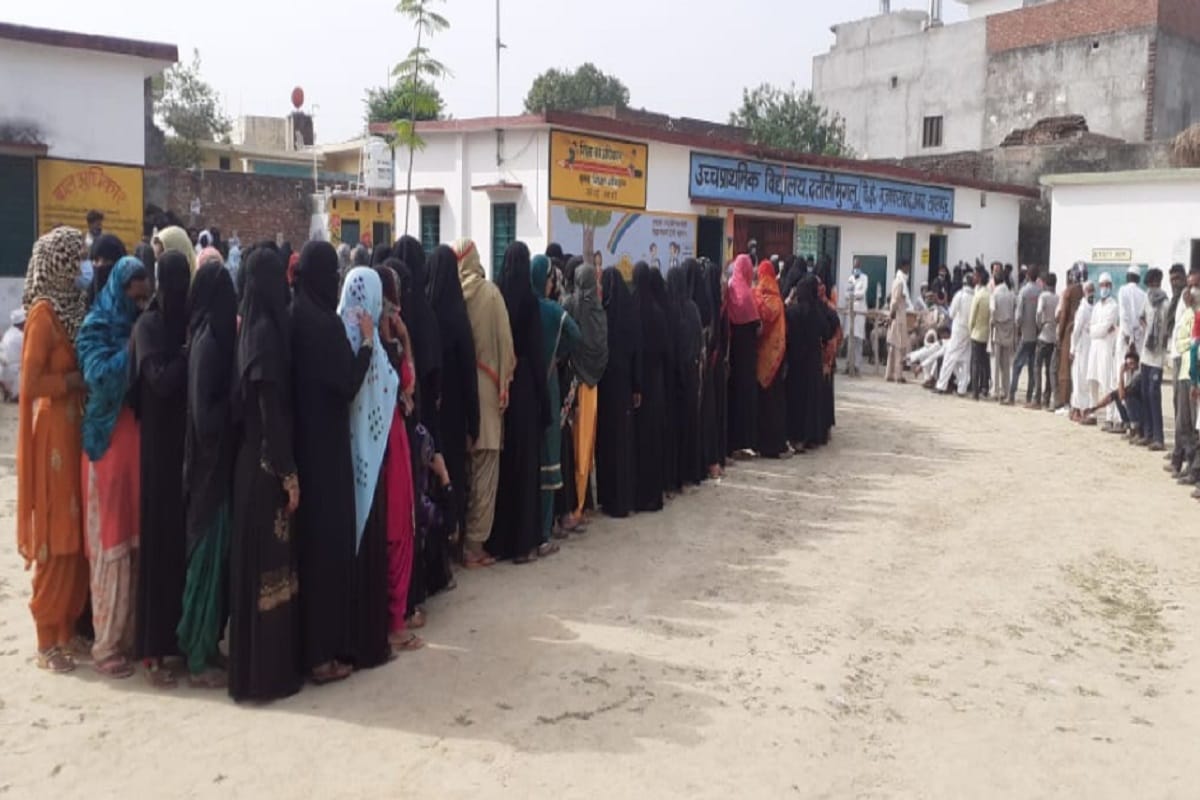 Panchayat Chunav 2021: Voters arriving at all centers to cast their vote in Saharanpur and see photos