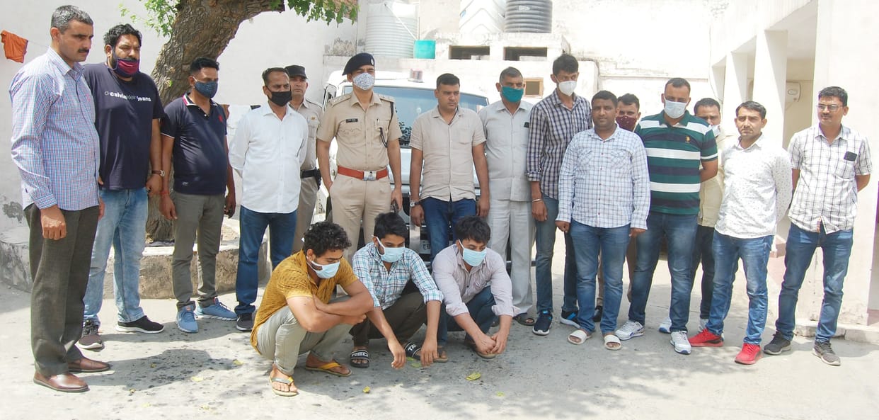 Six lakhs were looted from the farmer who took the payment from the bank after racking it up