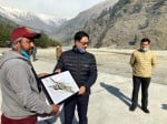 उत्तरकाशी से लौटते समय हर्षिल में केंद्रीय राज्य मंत्री को स्मृति चिन्ह भेंट करते हर्षिल के उपप?