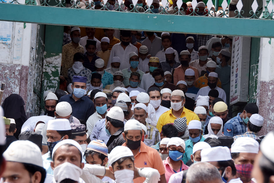 Read the prayer before the Ramadan with a mask