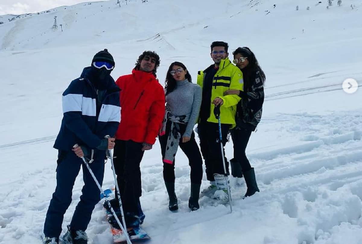 Photos: Sara Ali Khan was seen having fun with mother and brother in Gulmarg litigants