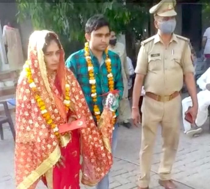 The lover couple got married and took leave from the police station