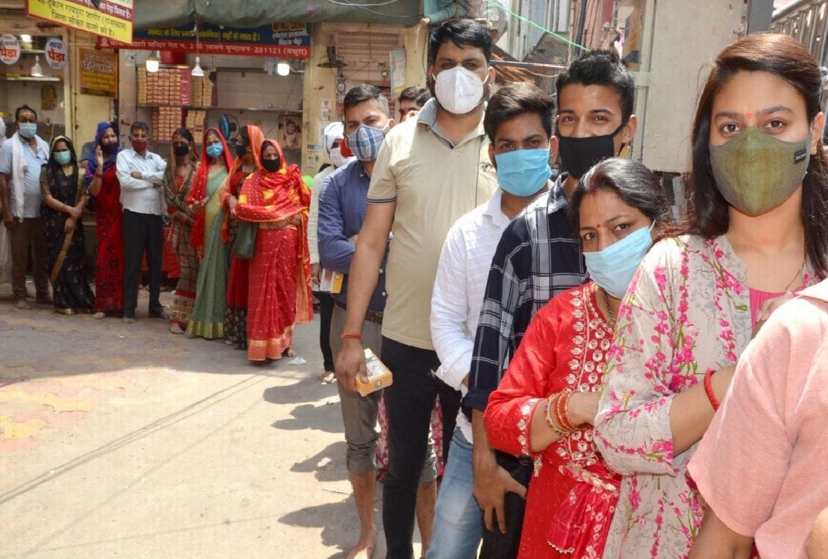 Devotees queuing outside Banke bihari temple of vrindavan