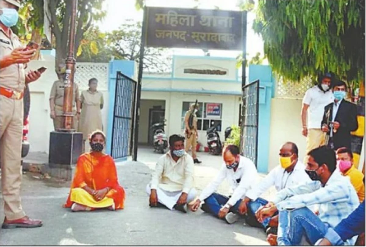 Dispute between SI and BJP leader over not wearing helmet in moradabad