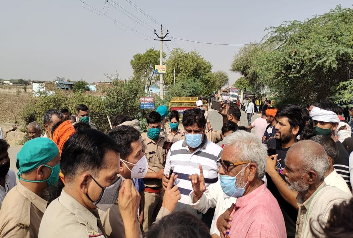 mba students dies of electrocuted after bus touches high tension wire in agra