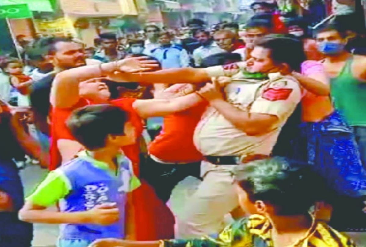 Delhi constable gone for sorting quarrel people beaten him badly