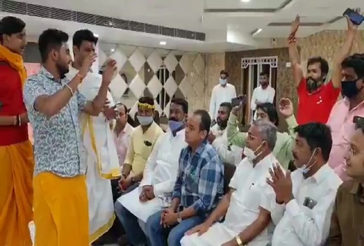 congress leader irfan ansari entered in a temple in deaghar bjp leader demand to booked him under nsa