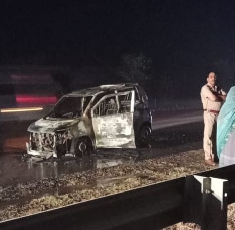 Mathura: fire in a moving car on expressway