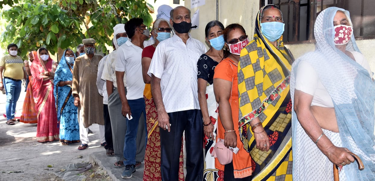 no social distencing in government offices