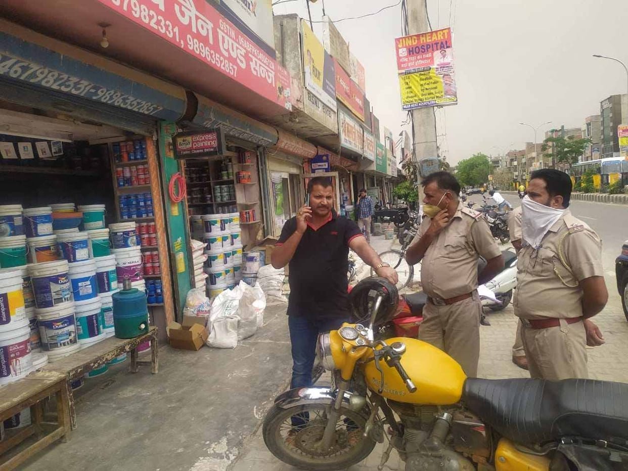 Three miscreants looted 35 thousand rupees from hardware shop, attacked with knife