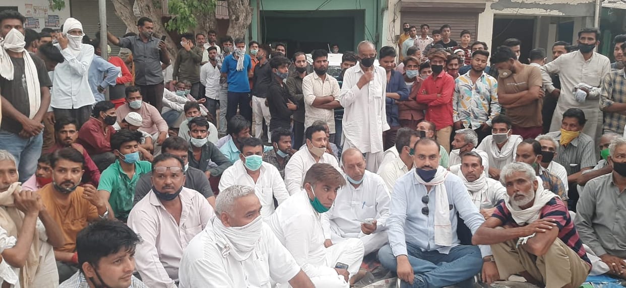 The inspector beat up the former head and grandson, the villagers encircled the enclosure