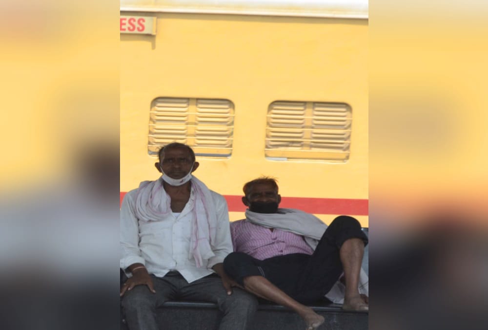 Kumbh Mela 2021: Covid 19 Rules Broke on Haridwar Railway Station Photos