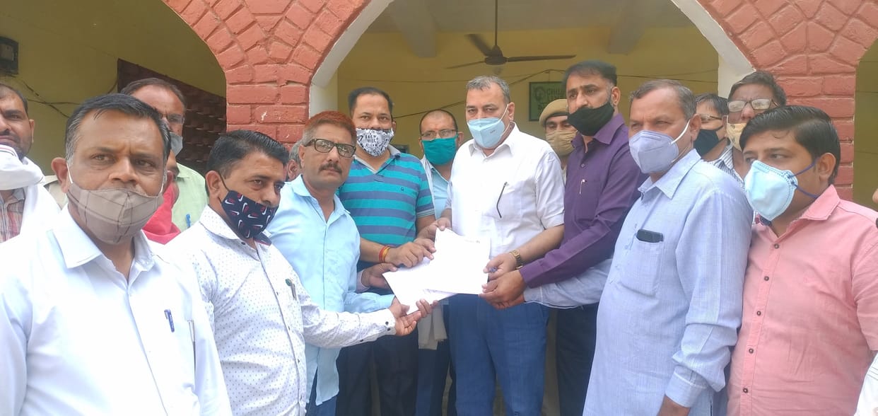 Private school operators performed a symbolic lock on the DEEO office