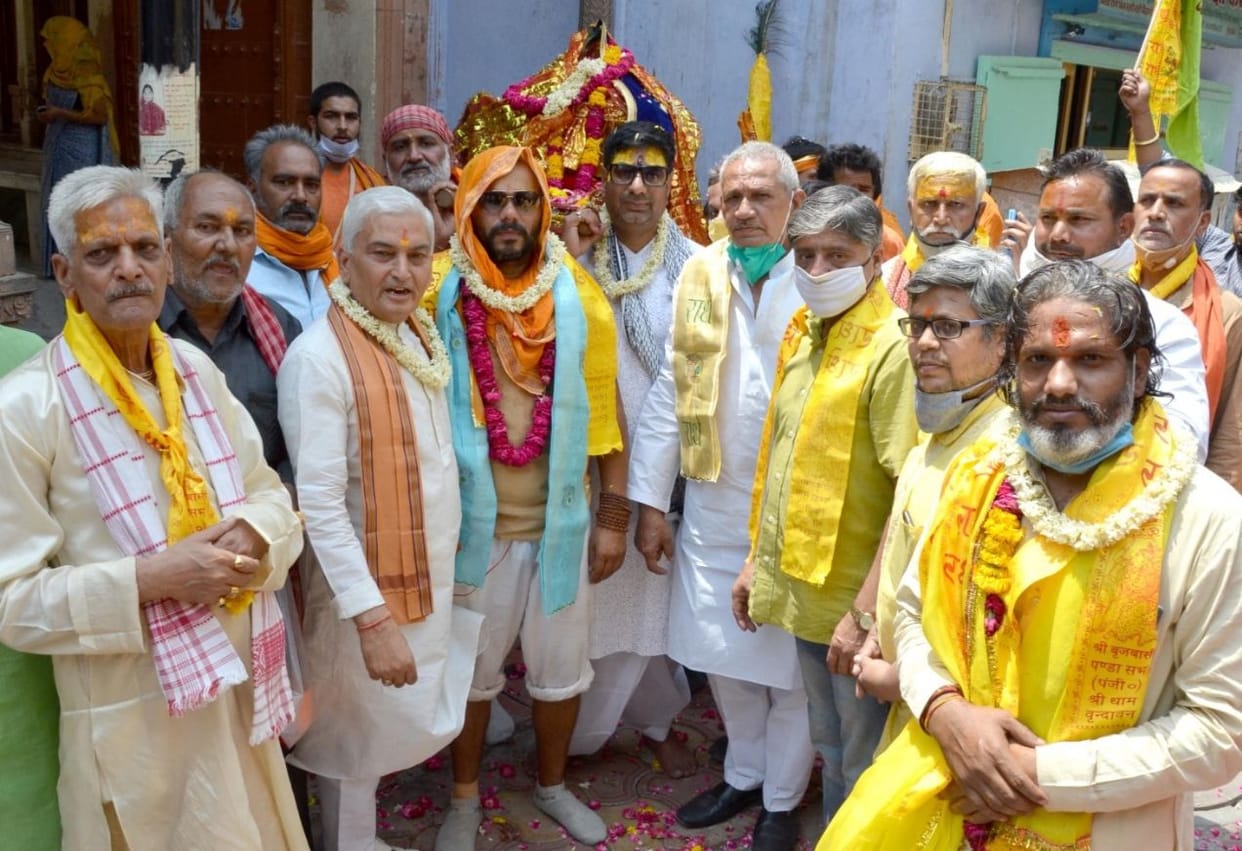 Mathura: A group of devotees who brought water from Yamunotri