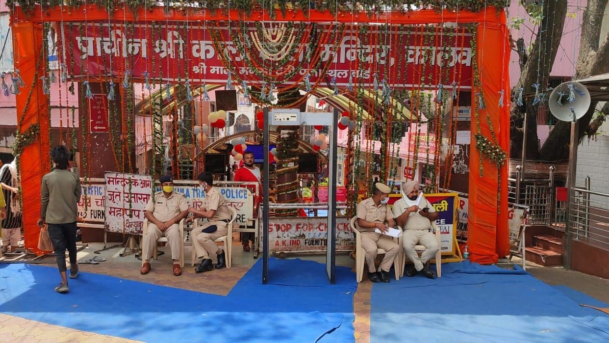 1940 devotees bowed forehead in Kalka temple