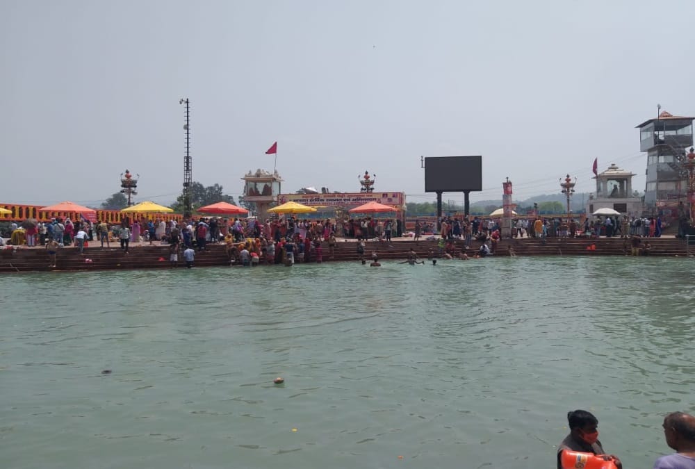 Corona Curfew in Haridwar: Crowd For Ritual And Snan in Har ki pauri photos