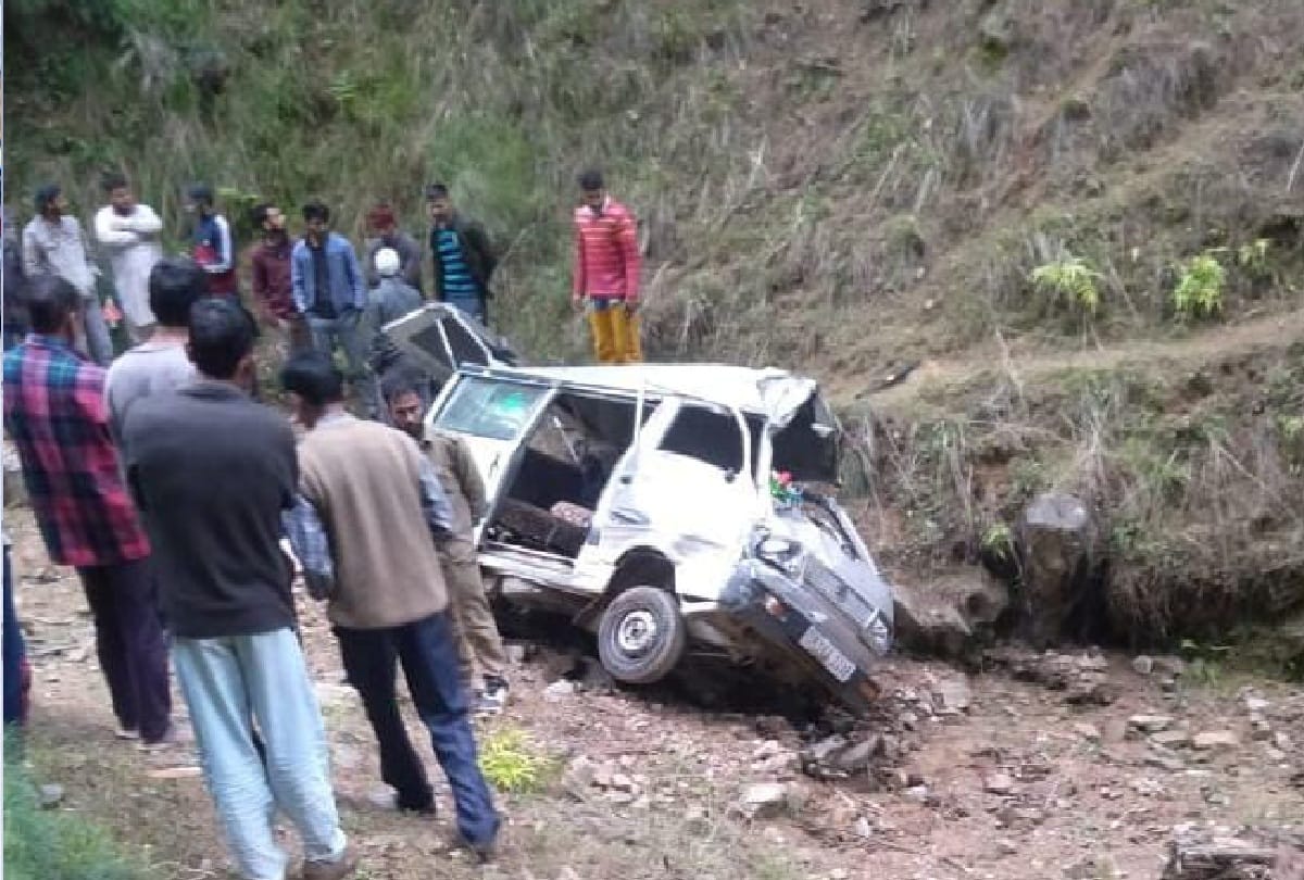 Maruti van rolled down hill at Chakrabati area in District Doda jammu kashmir
