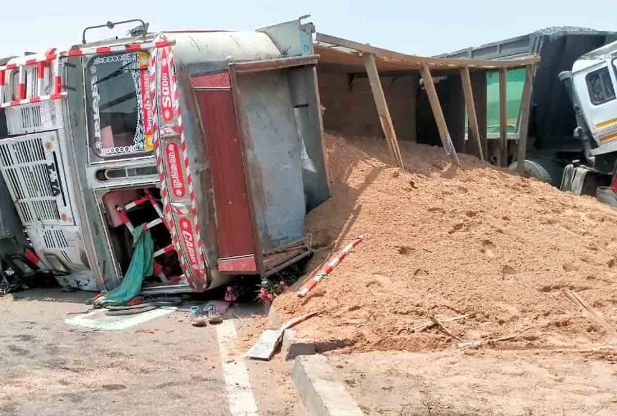 Jalaun: Son came to sell wheat with father, truck overturned on tractor-trolley, teenager dies