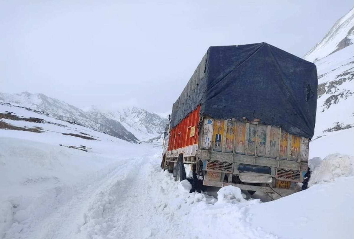 snowfall in Rohtang kunzum pass and light rain in shimla