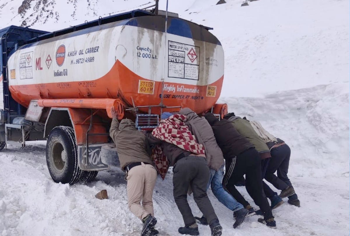 snowfall in Rohtang kunzum pass and light rain in shimla