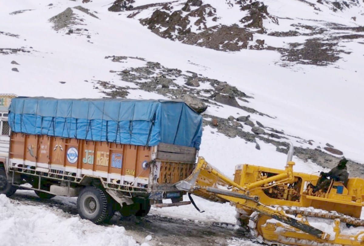 snowfall in Rohtang kunzum pass and light rain in shimla