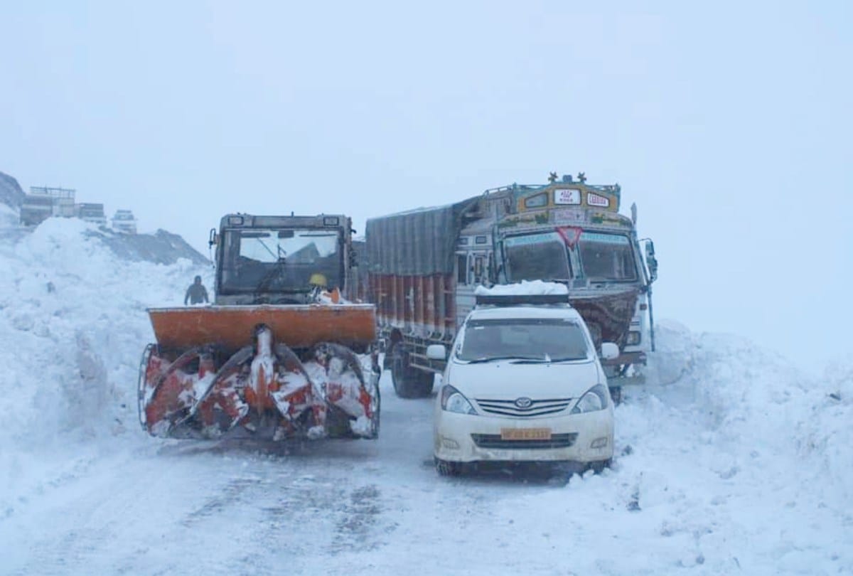 snowfall in Rohtang kunzum pass and light rain in shimla