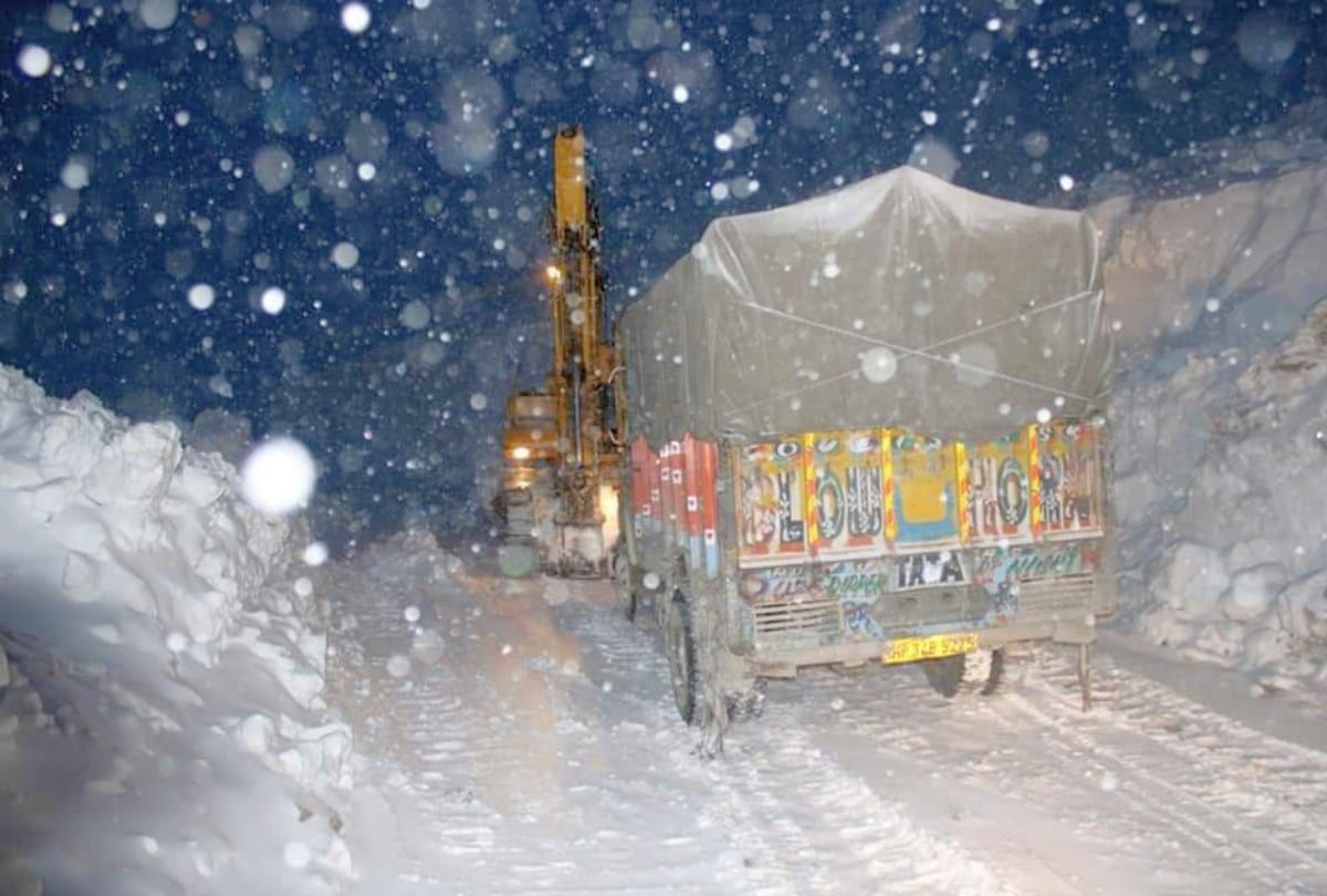 snowfall in Rohtang kunzum pass and light rain in shimla