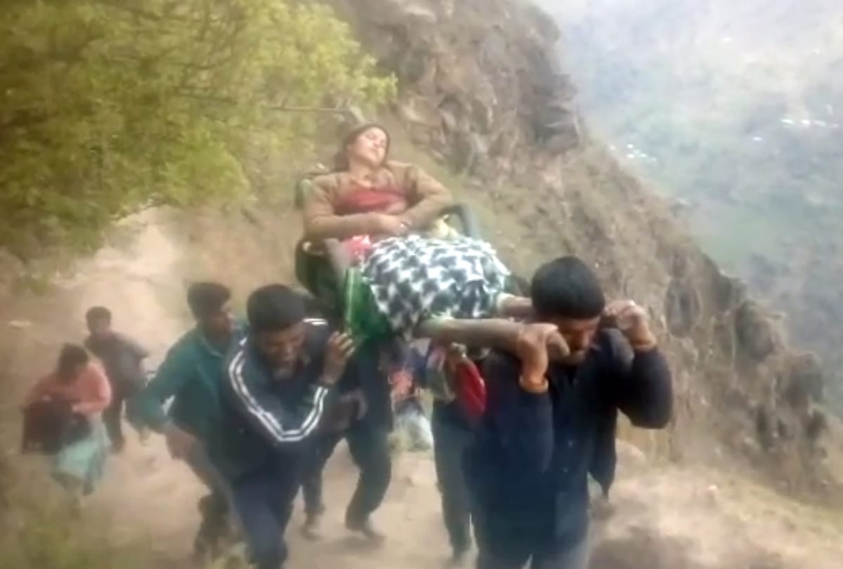 no road connectivity in kullu tirthan woman walked three kilometer on chair