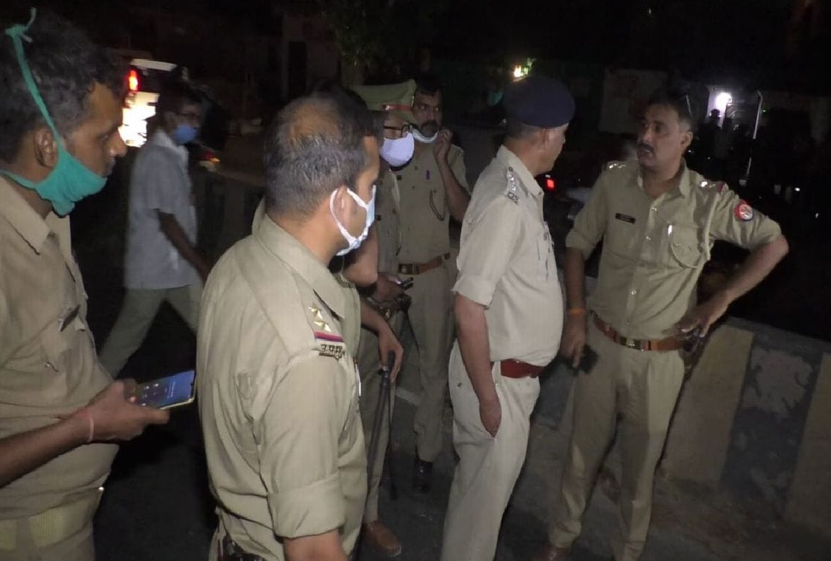 up panchayat chunav 2021: video of polling booth attacks goes viral in agra