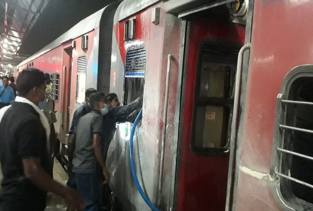 Fire in Danapur Express at Chhiwki railway station